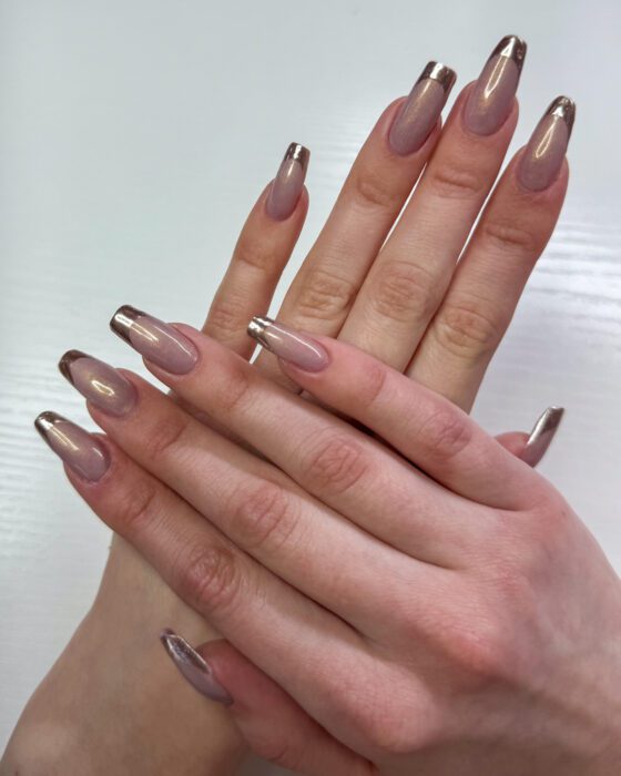 Close view of the chrome tips, with the reflection running along the free edge.