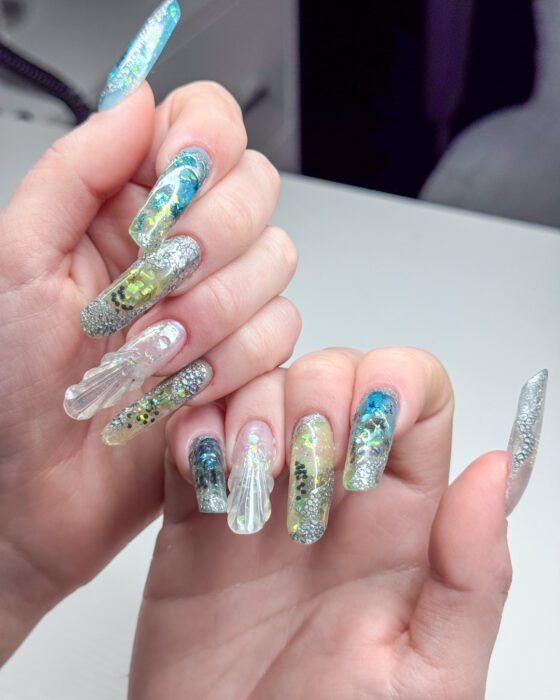 Clear and turquoise nails alternating across the aquarium set.